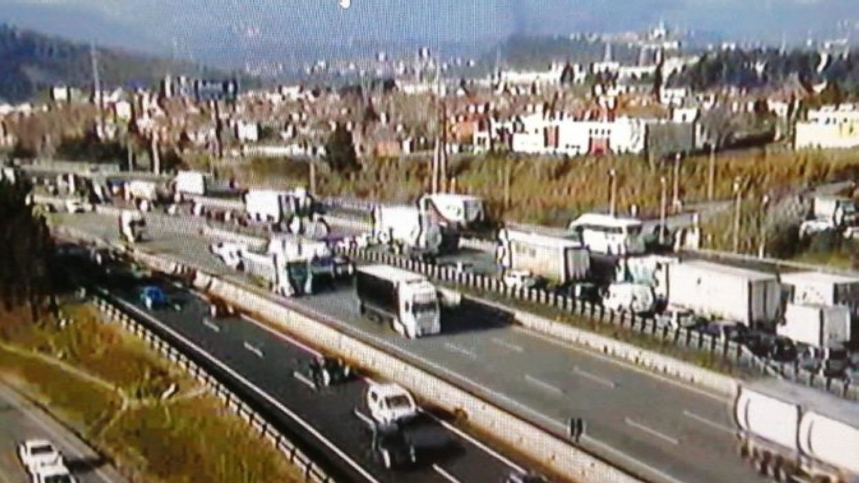 Reobert el carril tallat a l'AP-7 en sentit sud a Sant Cugat per un accident