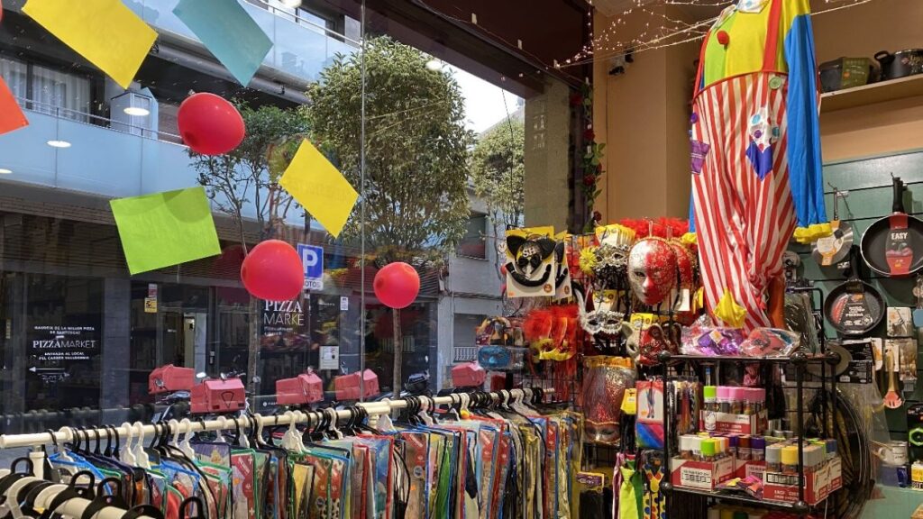 Alt: La situació pandèmica afecta un any més la venda de disfresses de Carnaval als comerços