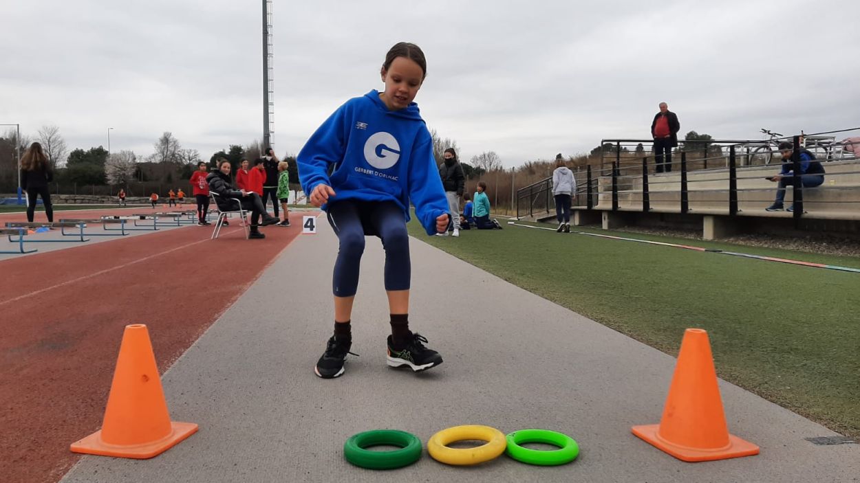 La jornada d'atletisme potencia el vincle entre les escoles