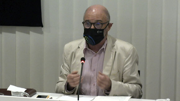 El síndic de greuges s'acomiada al ple entre crítiques i agraïments