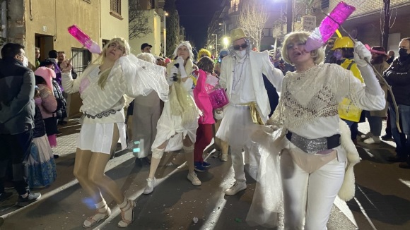 Les disfresses de Carnaval llueixen a la rua de comparses