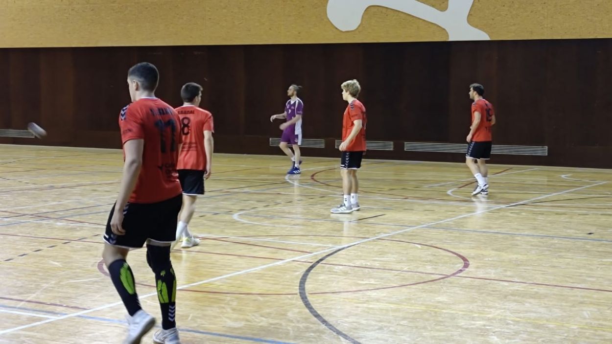 L'Handbol Sant Cugat supera el Sant Martí Adrianenc i es manté a la segona posició