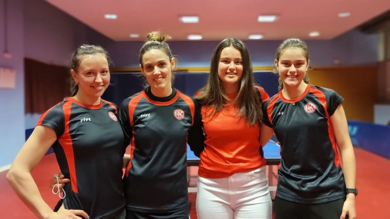 L'equip femení de la UESC de tenis taula fa un pas de gegant cap a les semifinals a la fase d'ascens