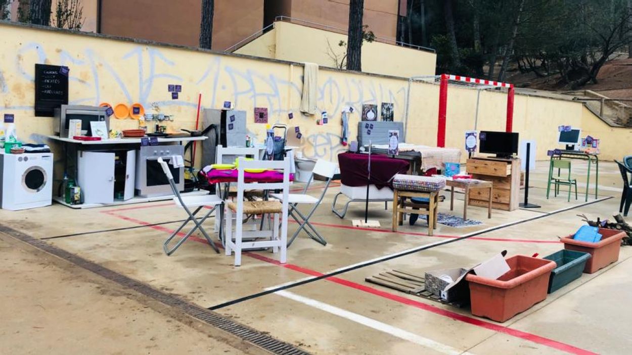 Una 'casa al carrer' al pati de l'escola la Floresta per reflexionar sobre els rols de génere a la llar