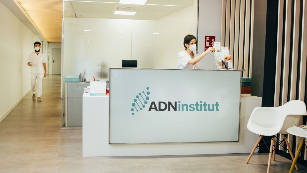 El centre santcugatenc ADN Institut permet que les dones es puguin fer un test per detectar el virus del papil·loma humà a casa