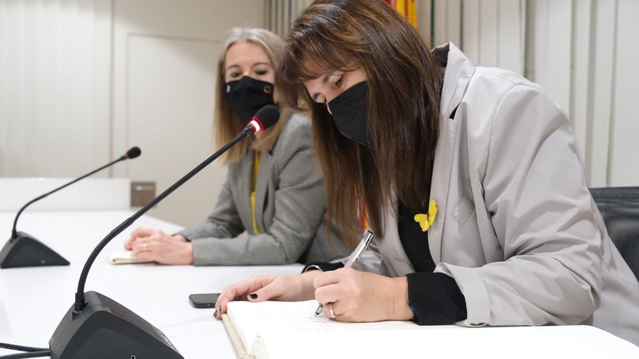 Laura Borràs visita el CAR i la Boehringer i signa al llibre d'honor de Sant Cugat