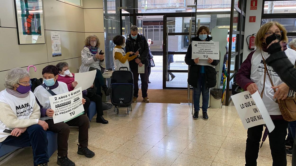 Marea Blanca es concentra dins la seu del CatSalut a Sant Cugat per demanar cita per a dos diagnòstics