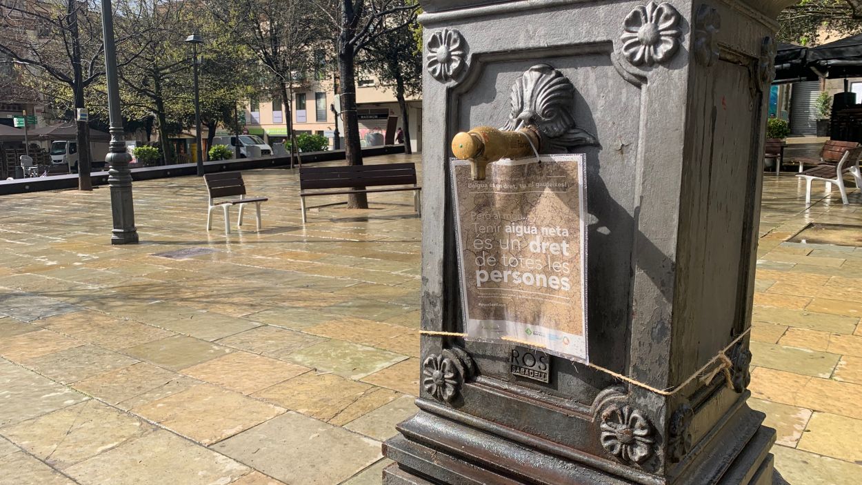 Les 140 fonts públiques de Sant Cugat s'omplen de missatges per conscienciar sobre l'escassetat de l'aigua