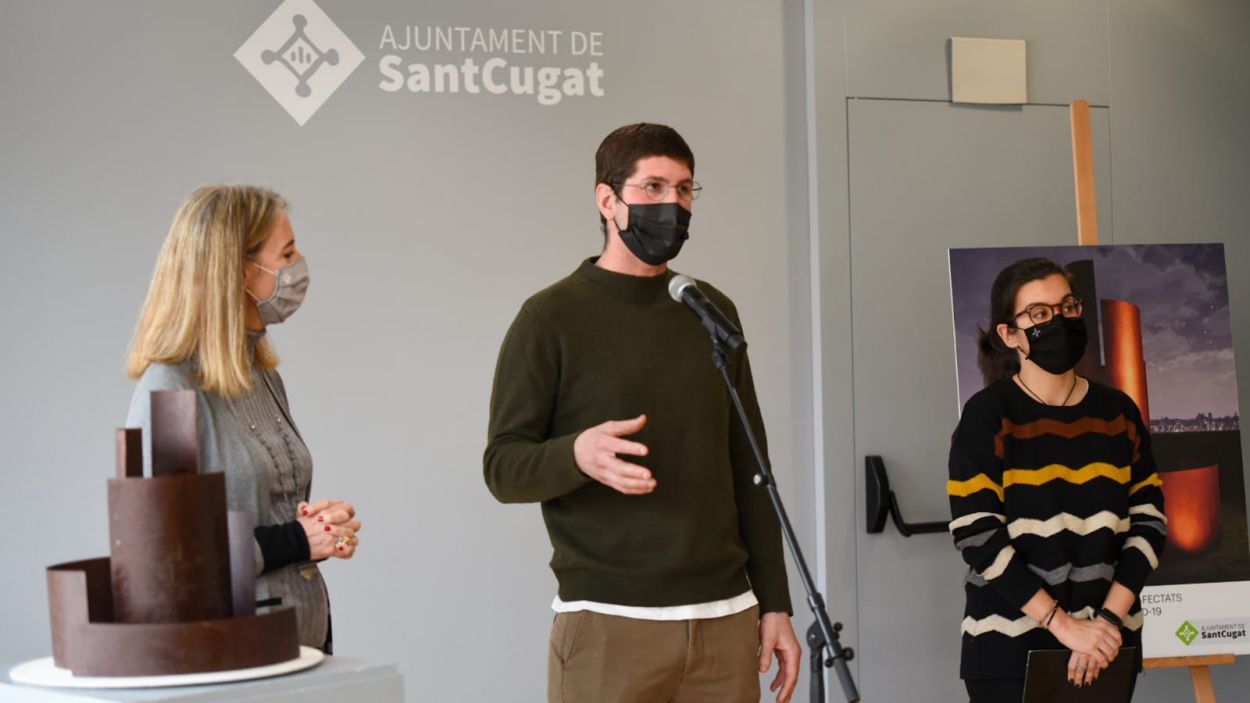 Sant Cugat 's'abraça' en l'escultura en record de les víctimes de la Covid-19