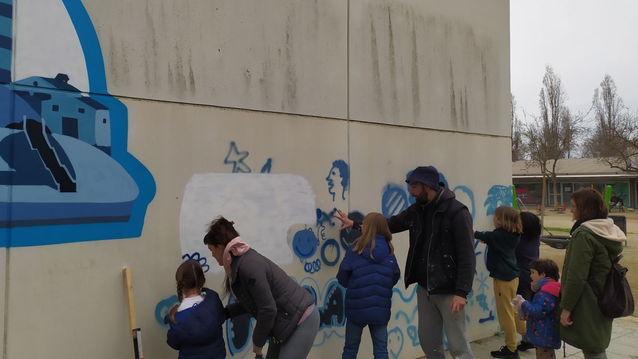 Pintar un mural ciutadà: proposta del Casal de Mira-sol per apropar la cultura a la ciutadania
