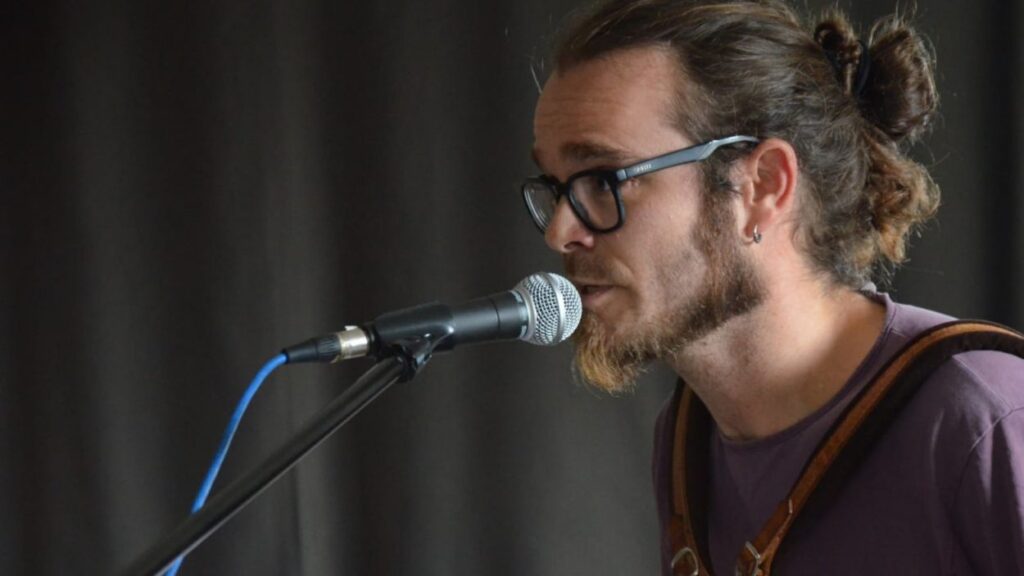 Alt: La companyia MINIMíssimA necessita 4.000€ per publicar l'audio-llibre 'Poemari per a acordió'