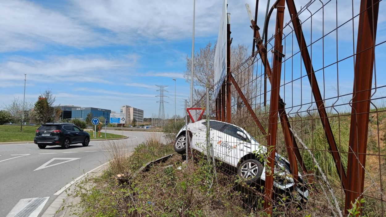 Un conductor perd el coneixement i encasta el cotxe en una tanca