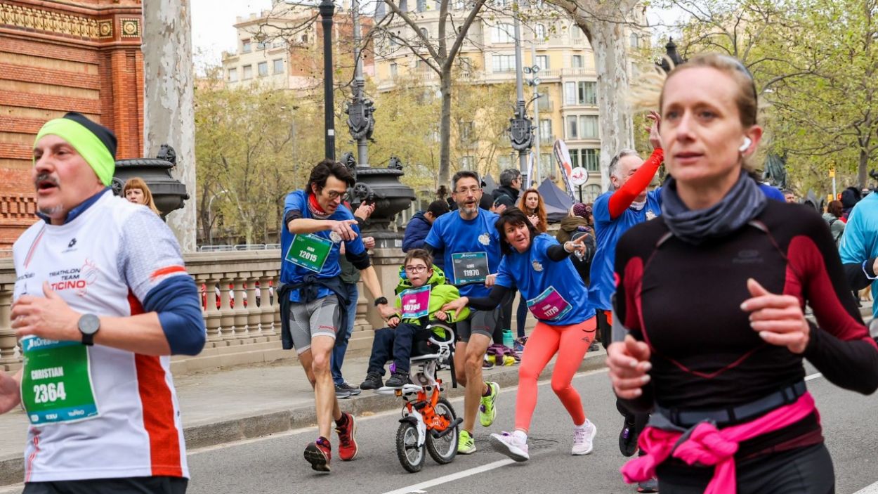El grup del Muntanyenc Obrim Camí porta el Biel a participar a la Mitja Marató de Barcelona