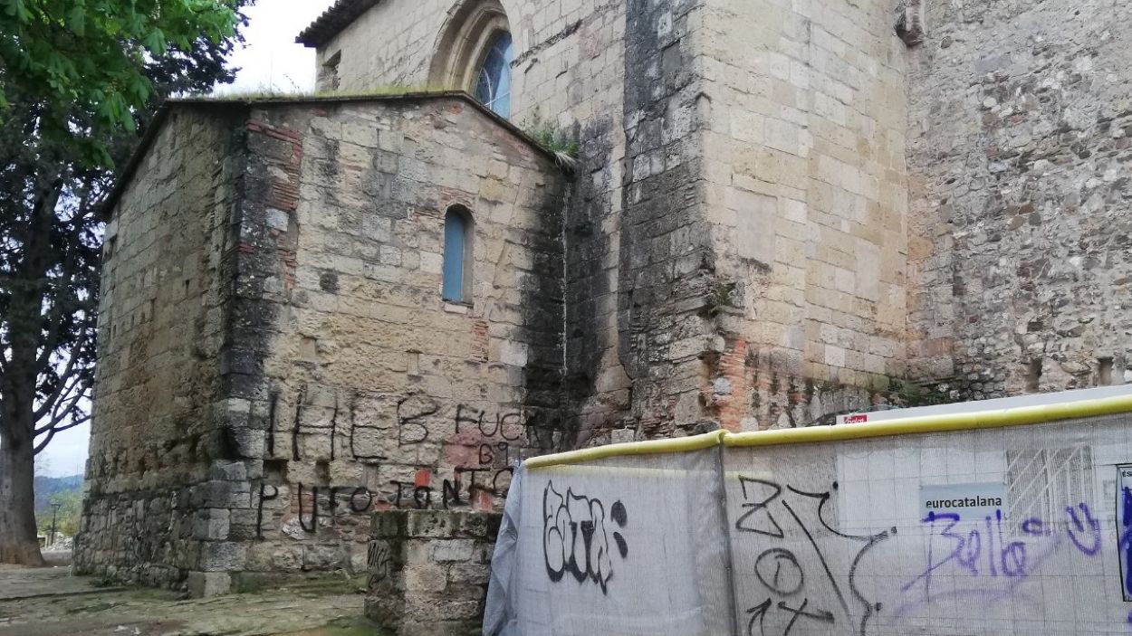 Uns brètols pinten les parets del Monestir