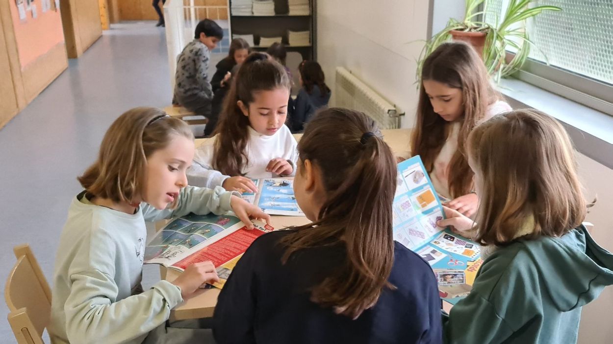 Paper o digital? Escoles de Sant Cugat es replantegen l'ús de tauletes a les aules