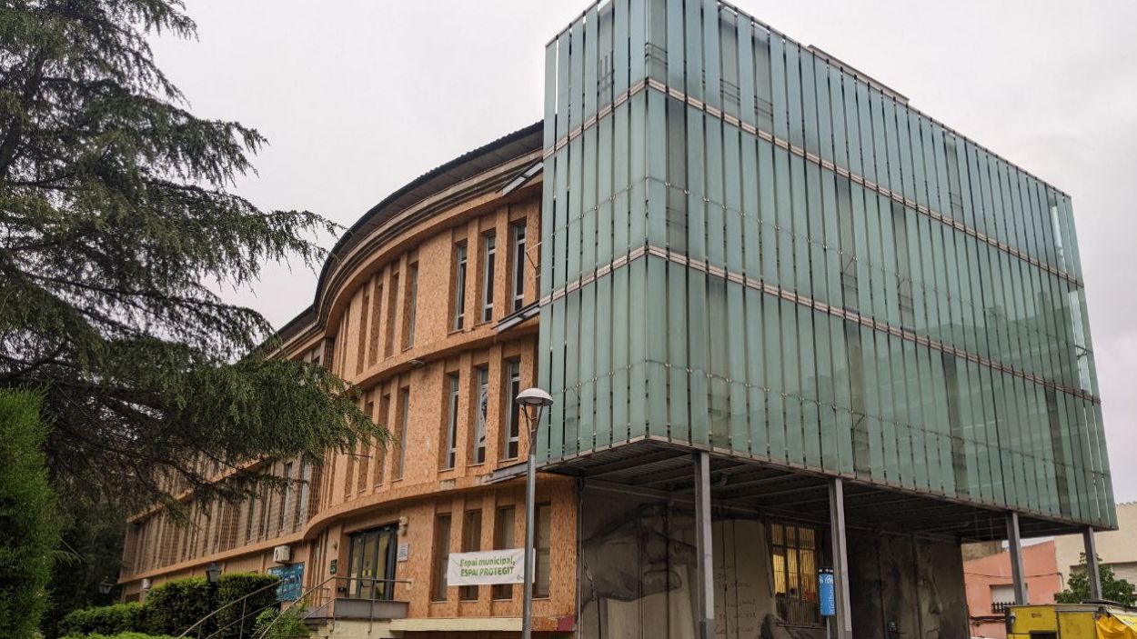 La mala combustió d'un forn a la Casa Cultura obliga els Bombers ventilar l'edifici