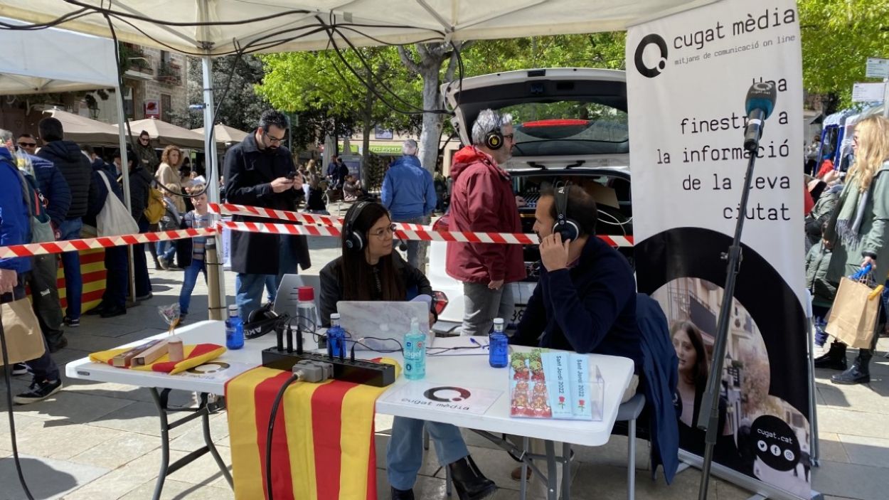 Llibres, roses i ràdio: Cugat Mèdia surt al carrer per Sant Jordi