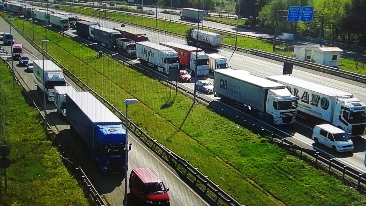 Tres ferits i 15 quilòmetres de cues a l'AP-7 a Sant Cugat per un accident entre dos turismes i dos camions