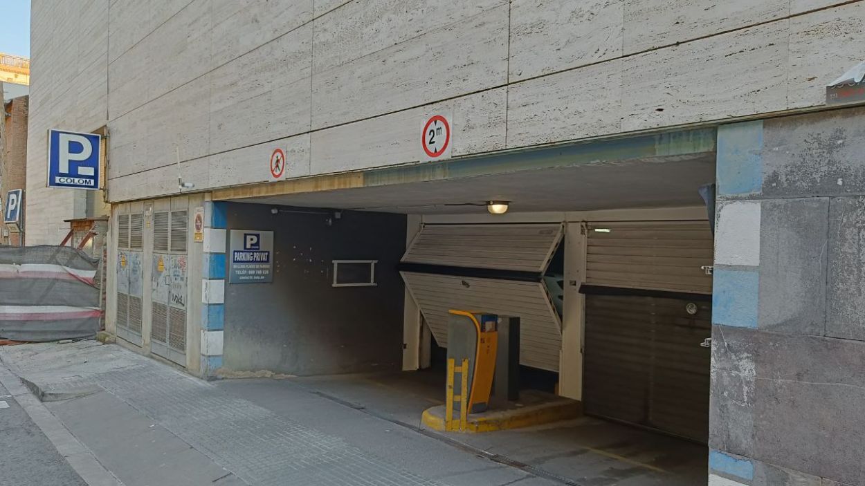 Atropellen un treballador de l'aparcament del carrer de Cristòfol Colom