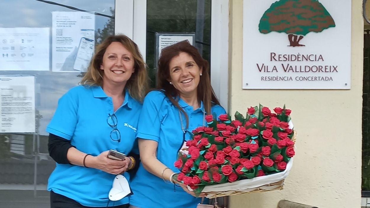 CaixaBank lliura un centenar de roses als usuaris de la Residència Vila Valldoreix