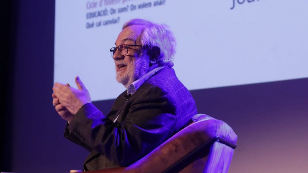 Mira aquí la xerrada 'El compromís i el gust d'educar', del cicle 'Enraonar'