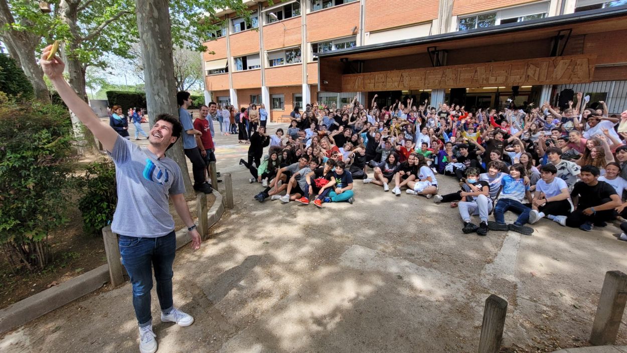 L'institut escola Catalunya rep el guardó 'Bo, sa, d'aquí' de la mà de Miki Núñez