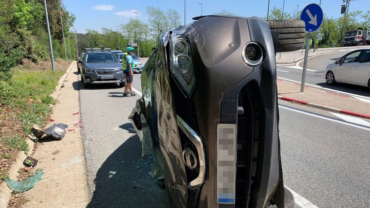 Rescatada una parella accidentada a la carretera de la Rabassada, a Collserola, que en surt il·lesa