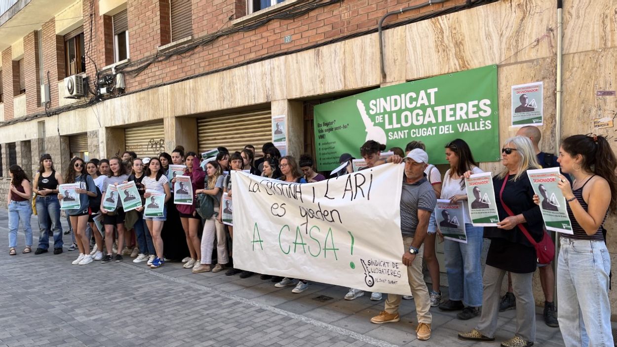 La família del carrer de la Indústria guanya temps per evitar el desnonament
