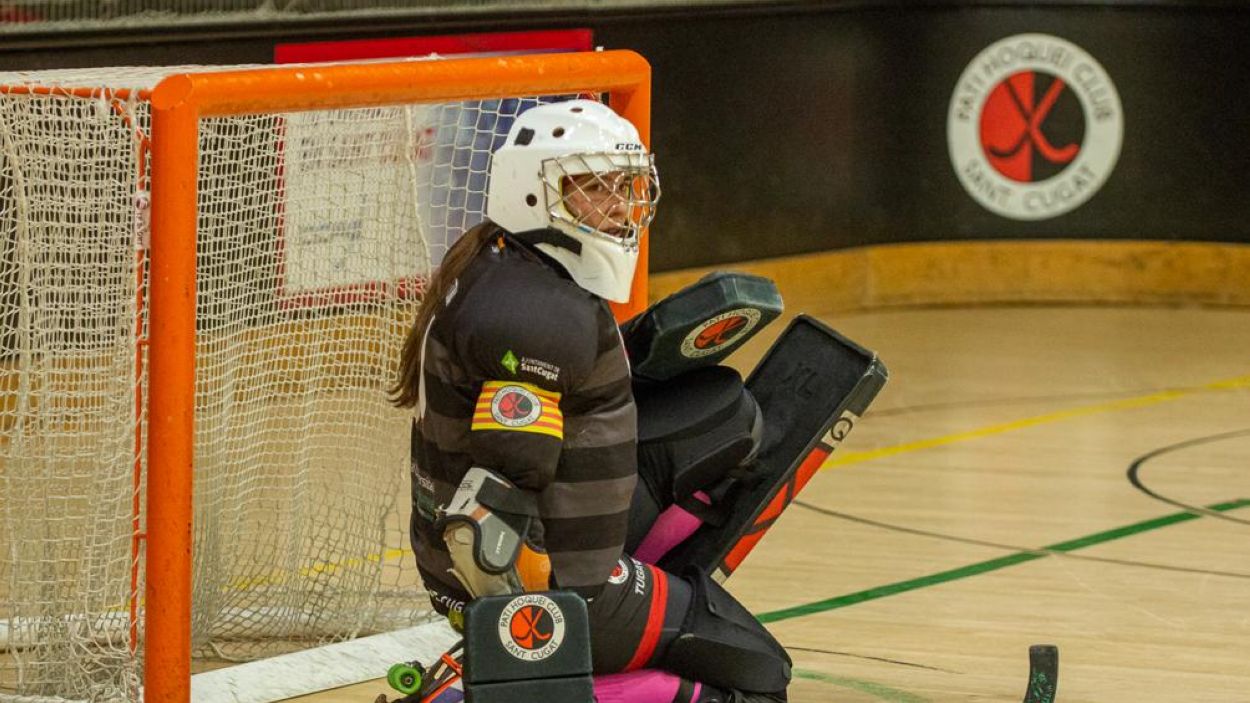 La portera Cristina Elié, icona del Patí Hoquei, penja l'estic