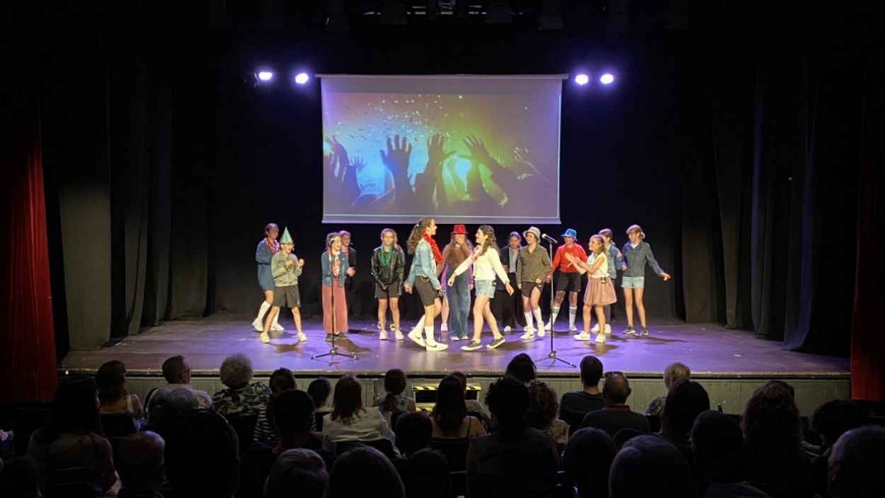 L'Aula de So es vesteix de musical interpretant 'High School Musical' i 'Flow 2000'