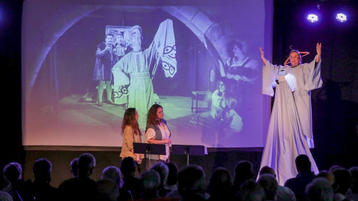 Quatre escenes d'obres dirigides per Ernest Naté recorden la seva figura