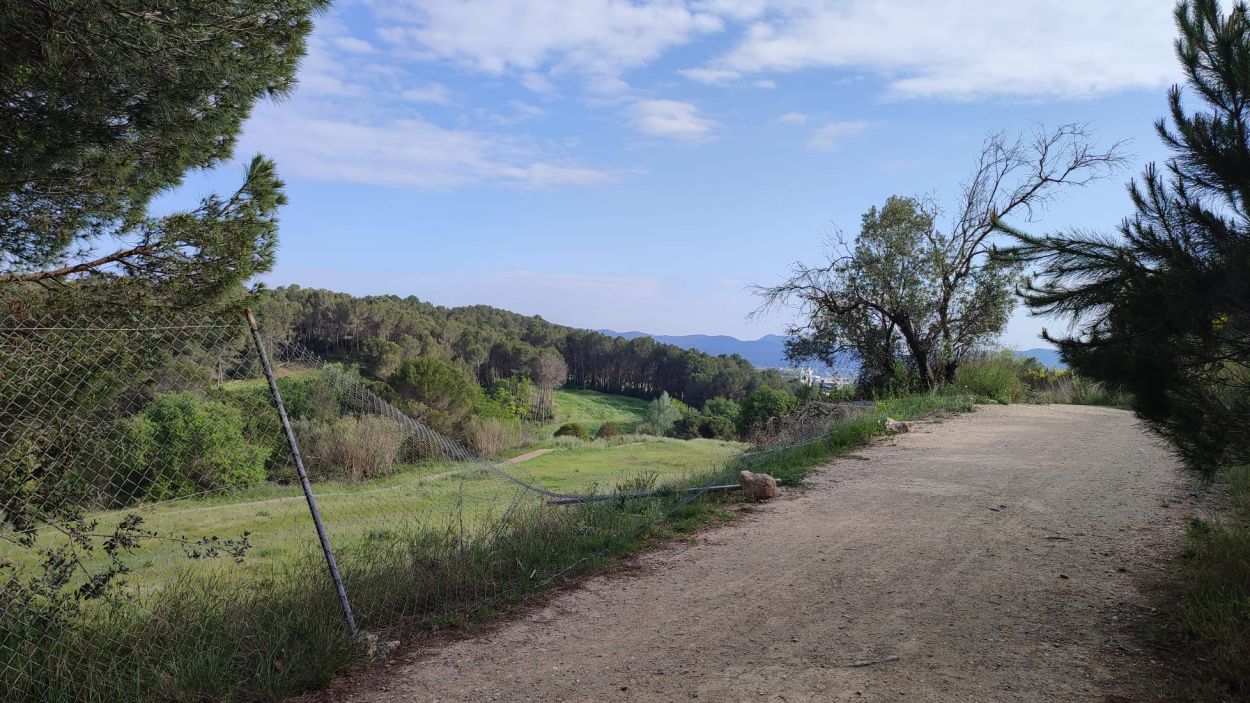 Tanques trencades i deixalles sense recollir: la Plataforma reclama a l'Incasòl el conveni de gestió provisional de l'antic camp de golf