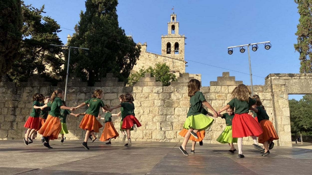 La dansa s'instal·la tres dies al parc de Ramon Barnils per celebrar els 50 anys de l'Esbart Sant Cugat