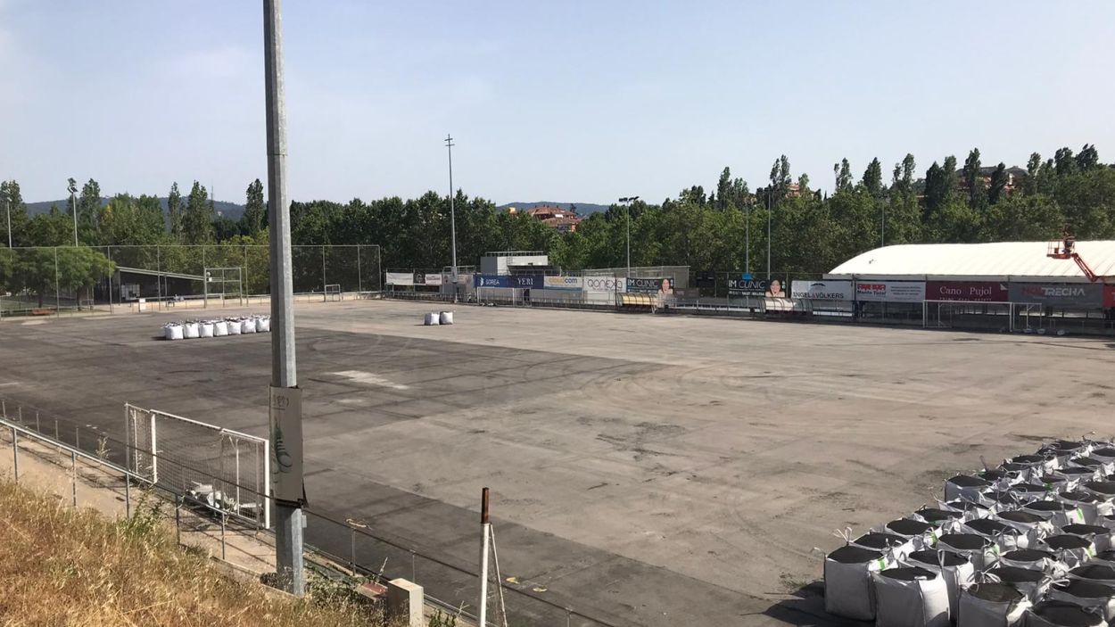 La renovació de les gespes artificials de Jaume Tubau i de Can Magí ja estan en marxa