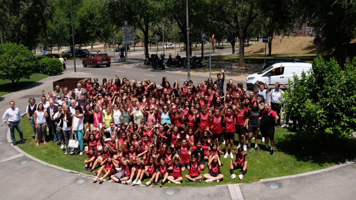 El SantCu tanca un any d'intens homenatge a les pioneres del futbol femení del club