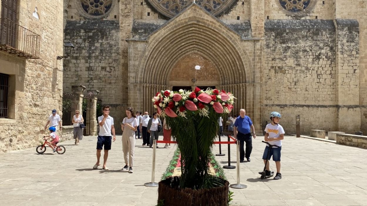 Sant Cugat viu un Corpus Christi amb l'ou com balla, catifes de flors i processó