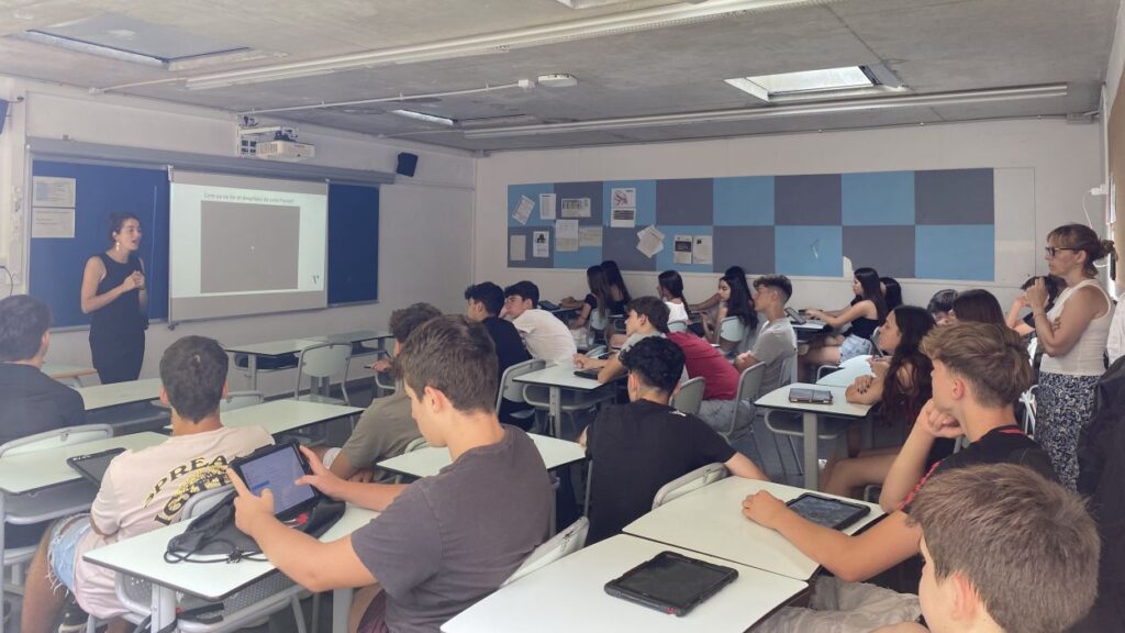 Alt: L'escola l'Avenç aprèn a combatre la desinformació amb el programa 'Desfake'