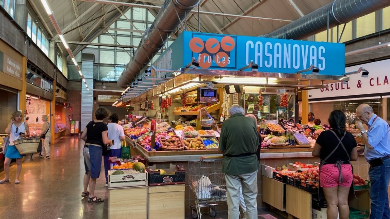 Els paradistes i clients del Mercat de Torreblanca es queixen de la calor que hi fa
