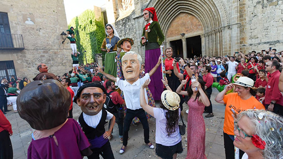 La cultura popular de Sant Cugat no dona treva i treu tothom al carrer per Sant Pere