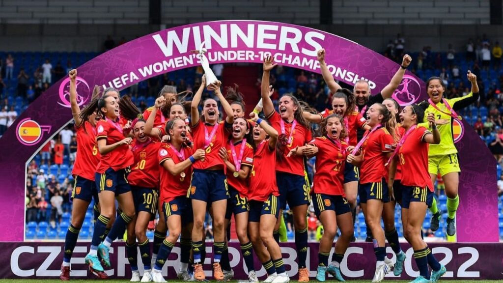 Alt: La futbolista santcugatenca Esther Laborde, campiona d'Europa sub-19 amb la selecció espanyola