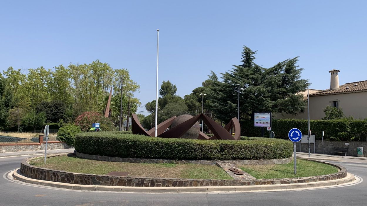 Tornen a robar la senyera de la plaça de Can Cadena de Valldoreix