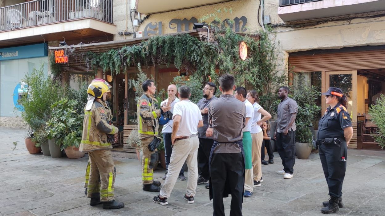 Petit incendi extingit a la cuina del Bar Mono, a la plaça d'Octavià