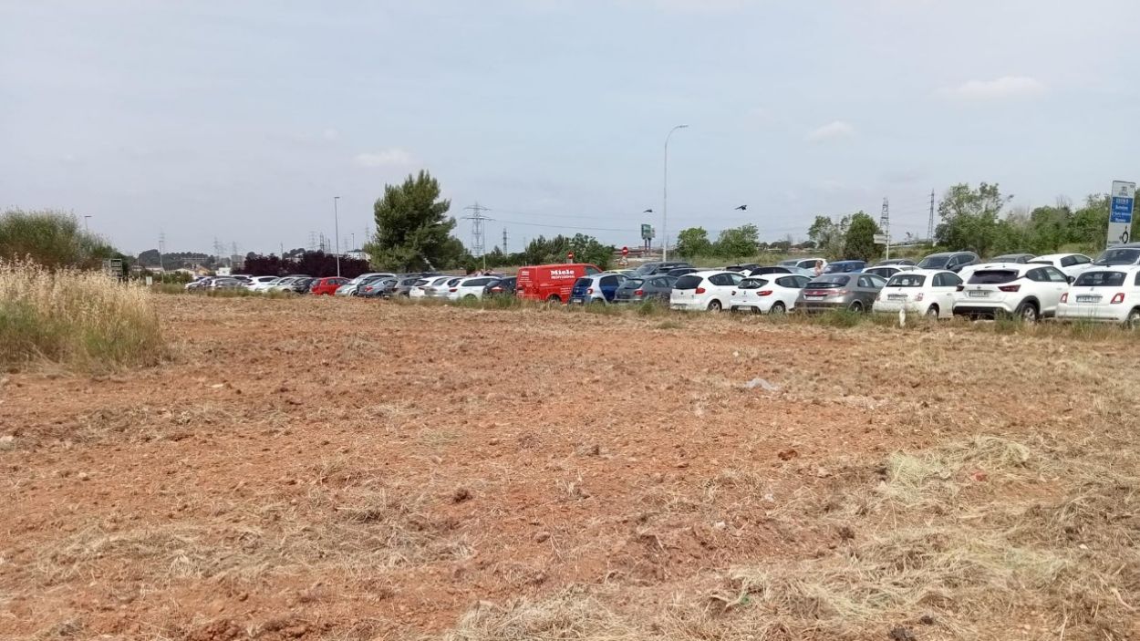 Es llauren els terrenys del Carrer Astúries per evitar la degradació