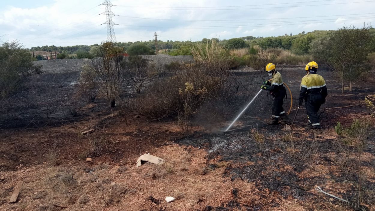 Un incendi crema 1.500 metres quadrats de vegetació a l'avinguda de les Roquetes