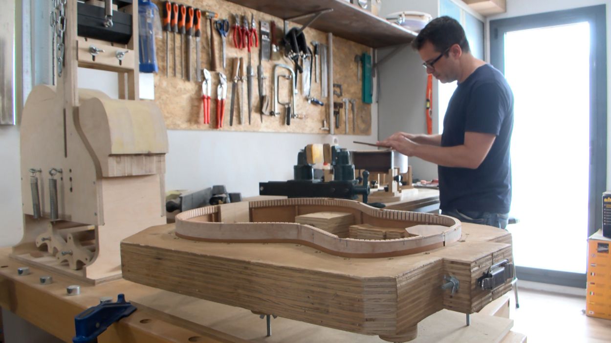 L'ofici de lutier, o com construir una guitarra des de zero a Sant Cugat