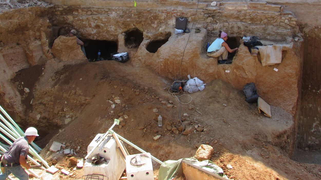 Localitzen restes de l'antic cementiri medieval del monestir de Sant Cugat a la plaça d'Octavià