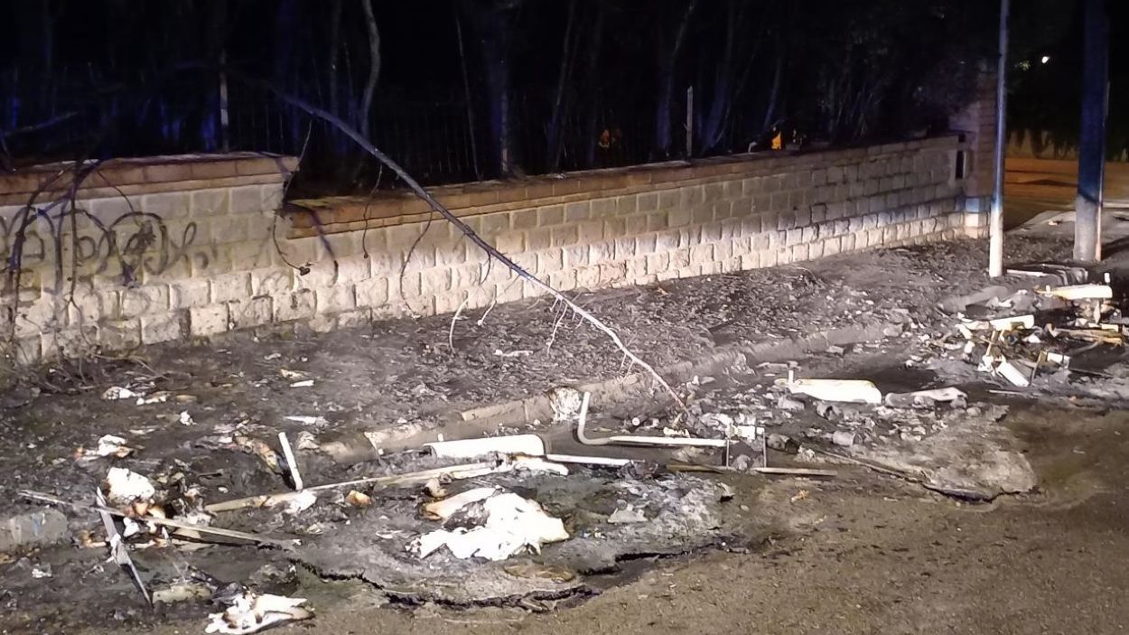 Cremen un cotxe i mobiliari urbà al passeig Valldoreix