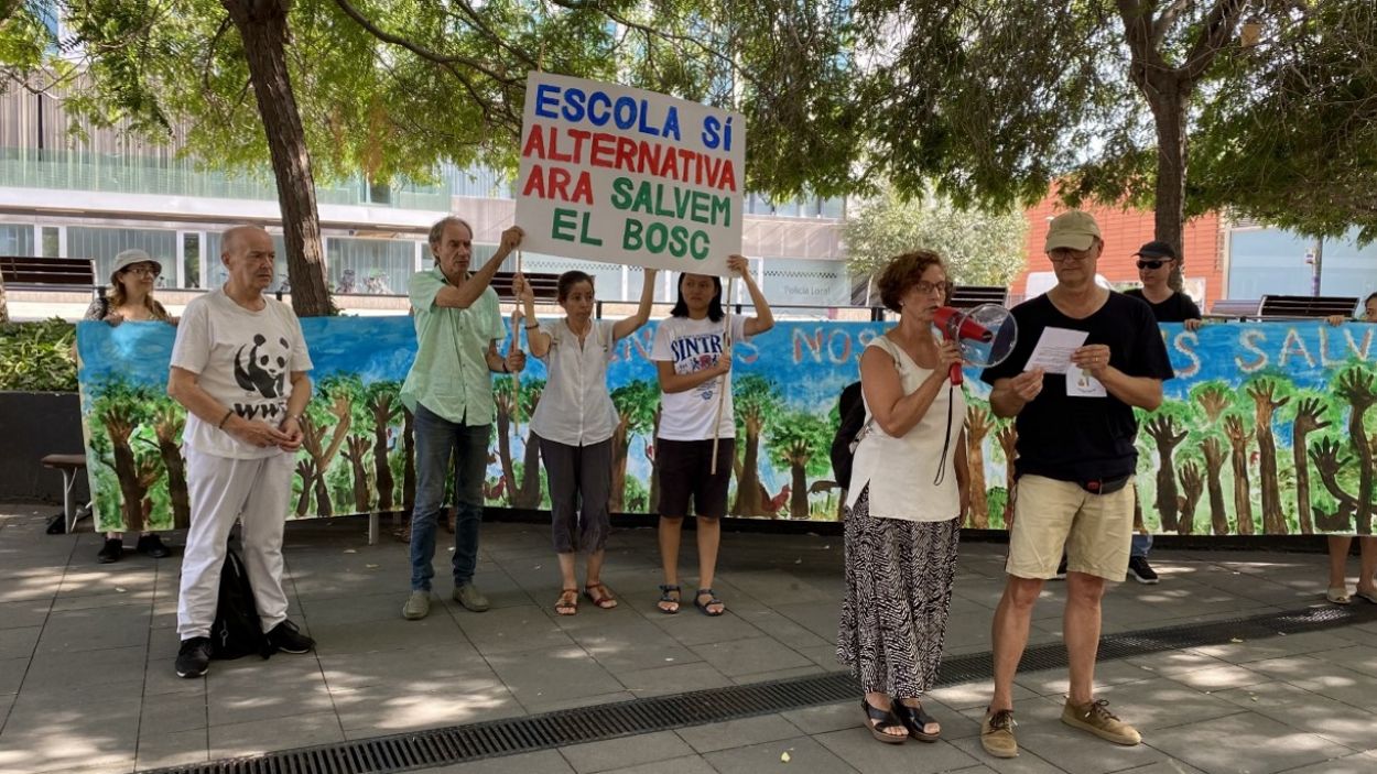 Una quarantena de persones es manifesten per insistir en la protecció del bosc de Volpelleres