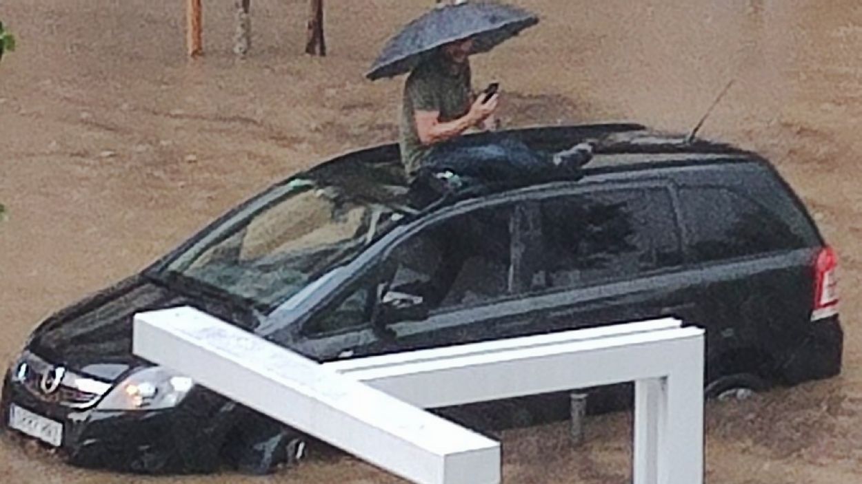 La pluja inunda el pont del carrer Martorell i deixa una desena més d'incidències lleus