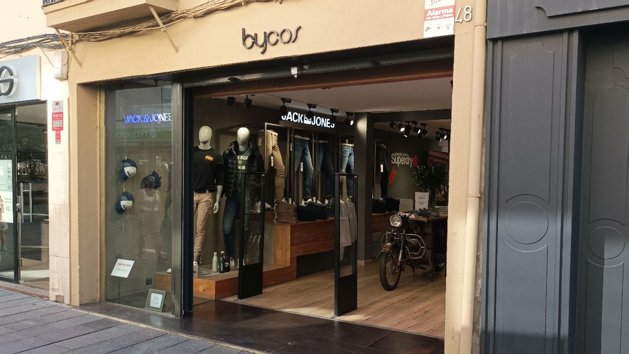 Els comerços de Sant Cugat sense portes ja les han encarregat per complir el decret d'estalvi energètic